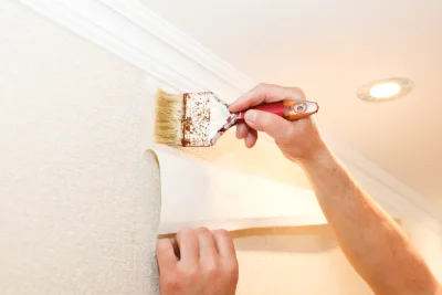 Pose de papier peint à Locunolé — revêtements muraux et toiles de verre